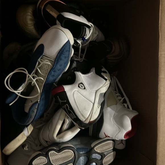 . Inside, you'll find approximately 7-9 pairs of sneakers - Picture 2 of 2